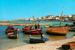 73945429 Lagos_Algarve_Faro_PT Strand Fischerboote Blick Zur Stadt - Otros & Sin Clasificación