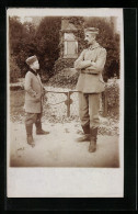 Foto-AK XXL Soldat Mit Jungen In Uniform, Kinder Kriegspropaganda  - Weltkrieg 1914-18