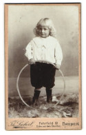 Fotografie Th. Liebert, Bremen, Fehrfeld 61, Modisch Gekleideter Junge Mit Reifen  - Anonymous Persons