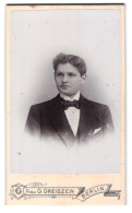 Fotografie G. Greiszen, Berlin-SW, Friedrichstr. 207, Junger Herr Im Anzug Mit Fliege  - Anonymous Persons