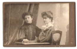 Fotografie J. Fuchs, Berlin-C., Königstr. 52, Zwei Junge Damen In Kleidern Mit Zeitung Am Tisch  - Anonymous Persons