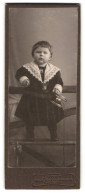 Fotografie J. Vogt, Hamburg, Billh. Röhrendamm 10, Kleines Kind Im Hübschen Kleid  - Anonyme Personen