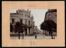 Fotografie Brück & Sohn Meissen, Ansicht Grimma, Blick In Die Brückenstrasse Mit Geschäften, Kind Mit Kinderwagen  - Lugares