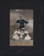 Fotografie Brück & Sohn Meissen, Ansicht Theresienstadt, K.u.K. Soldat Mit Frauen In Tracht Posieren, Hand Koloriert  - War, Military