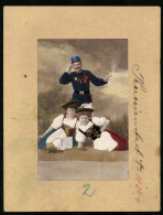 Fotografie Brück & Sohn Meissen, Ansicht Theresienstadt, K.u.K. Soldat In Uniform Mit Frauen In Tracht, Hand Koloriert  - Guerra, Militares