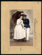 Fotografie Brück & Sohn Meissen, Ansicht Theresienstadt, K.u.K. Soldat Mit Seiner Frau Im Flirt, Hand Koloriert  - Krieg, Militär