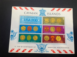 13-5-2024 (stamp) Mint (neuve) Mini-sheet - Cayman Island - US Bi-Centenary (showing Coins) 13,5 X 17 Cm - Cayman Islands