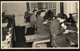 Fotografie Klebbe, Berlin, Feinmechaniker Während Der Endmontage In Einer Fabrik  - Profesiones