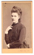 Fotografie J. Löwy, Wien, Portrait Elsa Szechenyi Im Dunklen Kleid Mit Grossgliedriger Kette  - Berühmtheiten