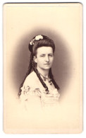 Fotografie Julius Giere, Hannover, Portrait Frau Von Vaerst Im Schulterfreien Kleid Mit Korkenzieherlocken, 1869  - Célébrités