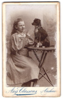 Fotografie Aug. Classens, Aachen, Junges Mädchen Im Karierten Kleid Mit Ihrem Hund Auf Dem Tisch, Mach Sitz  - Anonymous Persons