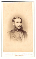 Fotografie Mondel & Jacob, Wiesbaden, Portrait Hauptmann Von Freyhold Im Anzug Mit Backenbart, 1875  - Berühmtheiten