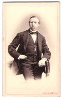 Fotografie Heinr. Graf, Berlin, Portrait Herr R. Von Krause Im Anzug Mit Fliege, 1871  - Beroemde Personen