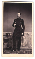 Fotografie Unbekannter Fotograf Und Ort, Soldat In Uniform Mit Epauletten Und Säbel Posiert Im Atelier, 1860  - Krieg, Militär