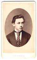 Foto H. Le Lieure, Roma, Portrait Junger Comte De Olivers Im Anzug Mit Krawatte  - Berühmtheiten