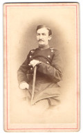 Fotografie Adolph Erkelenz, Aix-La-Chapelle, Portrait Offizier Erich Von Rabe In Uniform Sitzend Mit Krücke, 1872  - Guerra, Militari