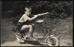 Fotografie Knabe Mit Tretroller / Roller  - Sonstige & Ohne Zuordnung