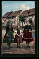 AK Hessische Mädchen In Tracht Auf Dem Dorfplatz  - Trachten