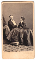 Fotografie E. Kozics, Pressburg, Portrait Gräfin Ninette Odescalchi Mit Graf Victor Odescalchi Im Atelier  - Berühmtheiten