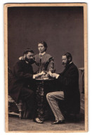 Fotografie A. Sorgato, Venezia, Gräfin Ninette Odescalchi Mit Victor Odescalchie Und Oscar D`Orsay Beim Kartenspiel  - Célébrités