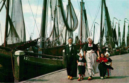 72859317 Volendam Fischerfamilie Fischkutter Volendam - Sonstige & Ohne Zuordnung