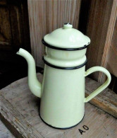 * Ancienne Cafetière émaillée, Jaune-pâle Et Avec Son Filtre (complète) - Otros & Sin Clasificación