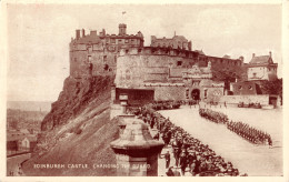 R329416 Edinburgh Castle. Changing The Guard. Valentine. Phototype. 1950 - Monde