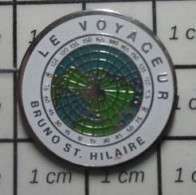 912c Pin's Pins / Beau Et Rare / THEME : MARQUES / LE VOYAGEUR BRUNO ST HILAIRE  BOUSSOLE GLOBE TERRESTRE - Marques