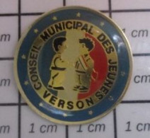 912c Pin's Pins / Beau Et Rare / VILLES / VERSON CALVADOS CONSEIL MUNICIPAL DES JEUNES - Städte