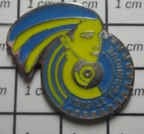 713B Pin's Pins / Beau Et Rare / THEME AUTRES / VERS LE TECHNIQUE ... Tu Deviens Chinois Avec Des Cheveux Bleus ? - Sonstige & Ohne Zuordnung