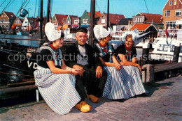 72855973 Volendam Bewohner In Trachten Am Hafen Volendam - Sonstige & Ohne Zuordnung