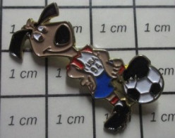 912c  Pin's Pins / Beau Et Rare / SPORTS / FOOTBALL MONDIAL USA 94 MASCOTTE CHIEN Par STARPIN'S - Calcio