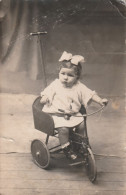 CARTE PHOTO  UNE FILLETTE ASSISE SUR SON VELO  TRICYCLE - A Identifier