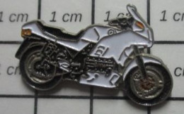 912c Pin's Pins / Beau Et Rare / MOTOS / GROSSE MOTO SPORTIVE NOIRE ET BLANCHE - Merken