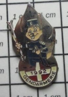 912c Pin's Pins / Beau Et Rare : JEUX OLYMPIQUES / ALBERTVILLE 1992 GENDARME SKIEUR MARMOTTE FLAMME TOUT ARGENT - Giochi Olimpici