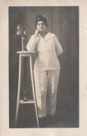 CARTE PHOTO  JEUNE FEMME  EN BLANC  BONNET DE LA MARINE   PHOTOGRPAHE ARTIGUE   BORDEAUX - A Identifier