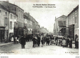 Reproduction 70 VAUVILLERS Vers Luxeuil Les Bains La Grande Rue Très Animée Landau Ancien Ou Poussette ? Auto - Luxeuil Les Bains