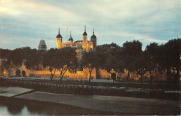 R331096 London. Floodlit. The Tower Of London. 1966 - Sonstige & Ohne Zuordnung