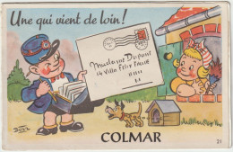 CPA - 68 - COLMAR - CARTE A SYSTEME TIRETTE - FANTAISIE - Une Qui Vient De Loin ! - FACTEUR - Illustrateur BOZZ - Colmar