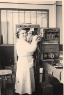 Photo Vintage Paris Snap Shop - Femme Metier Electriciènne Women Electrician - Berufe