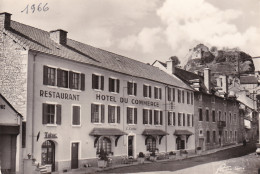 AVEYRON SEVERAC L HOTEL DU COMMERCE ET LE CHATEAU - Sonstige & Ohne Zuordnung