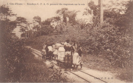 COTE D IVOIRE KROOBOYS C.F.A.O POUSSANT DES WAGONNETS SUR LA VOIE (Cf. CORRESPONDANCE) - Elfenbeinküste