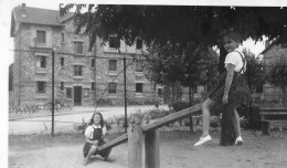 Photo Vintage Paris Snap Shop -enfant Child Fille Girl Balancoire Swing Parc  - Personnes Anonymes