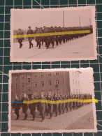 2 PHOTOS SOLDATS ALLEMANDS PARADE, MARCHE, UNE 1941, FRANCFORT, S/OFFICIERS, ANNOTATIONS - 1939-45