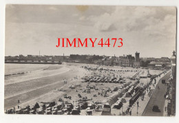 CPSM - Plage Des SABLES D'OLONNE En 1945 ( Bien Animée ) - Edit. Raymond Bergevin La Rochelle - Sables D'Olonne