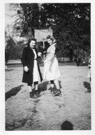 Photo Vintage Paris Snap Shop -femme Woman Patin à Roulette - Anonymous Persons