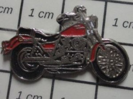 912c  Pin's Pins / Beau Et Rare / MOTOS / GROSSE MOTO ROUTIERE RETRO ROUGE PEUT ETRE HARLEY ? - Motos