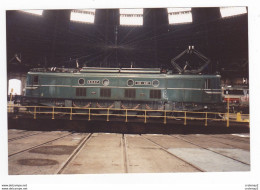 PHOTO Originale TRAIN Wagon Locomotive SNCF 2D2 9135 Sur Le Pont Tournant En 1994 ? - Treinen