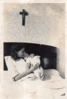 Photo Vintage Paris Snap Shop- Maman Mom Maternité Maternity Croix Cross - Personnes Anonymes