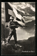 AK Soldat Der Schweizer Armee Mit Gewehr Und Fahne Auf Einem Gipfel  - Autres & Non Classés